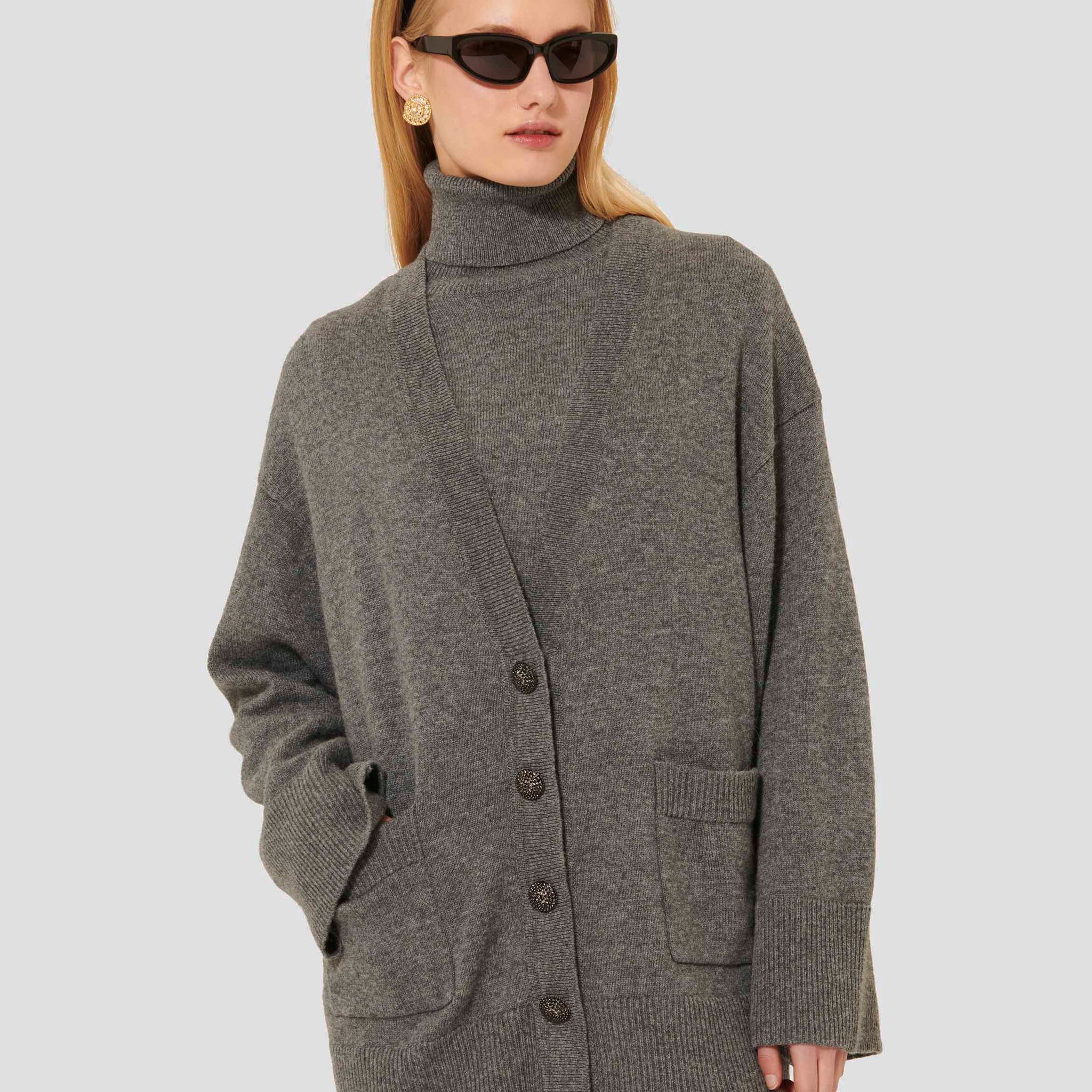 Tara Jarmon model wearing oversized grey
cardigan in merino wool and alpaca.