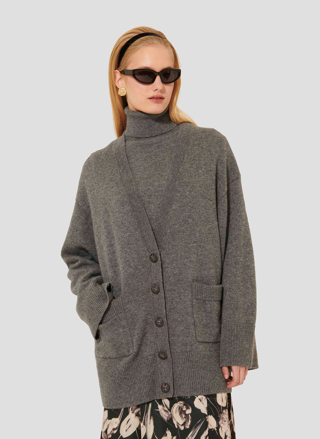Tara Jarmon model wearing oversized grey
cardigan in merino wool and alpaca.