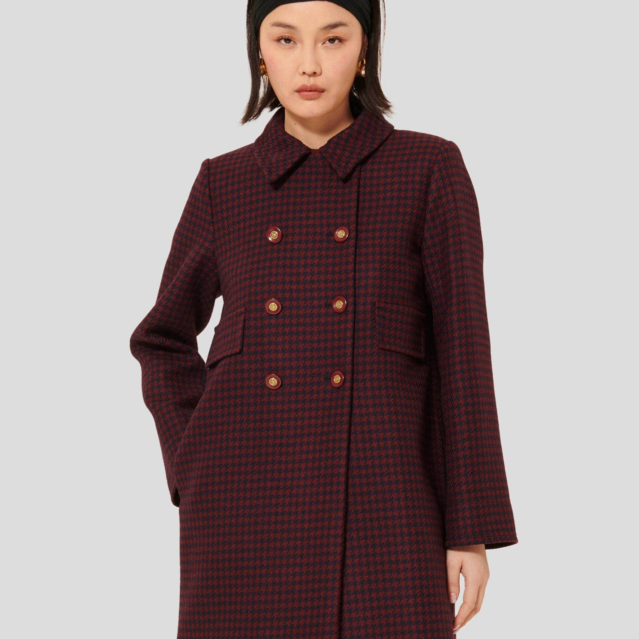 Tara Jarmon model wearing burgundy houndstooth coat.