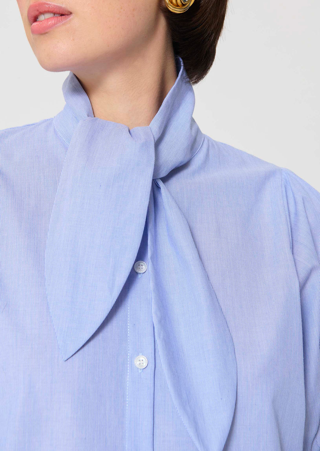 shirt in blue with thin stripes