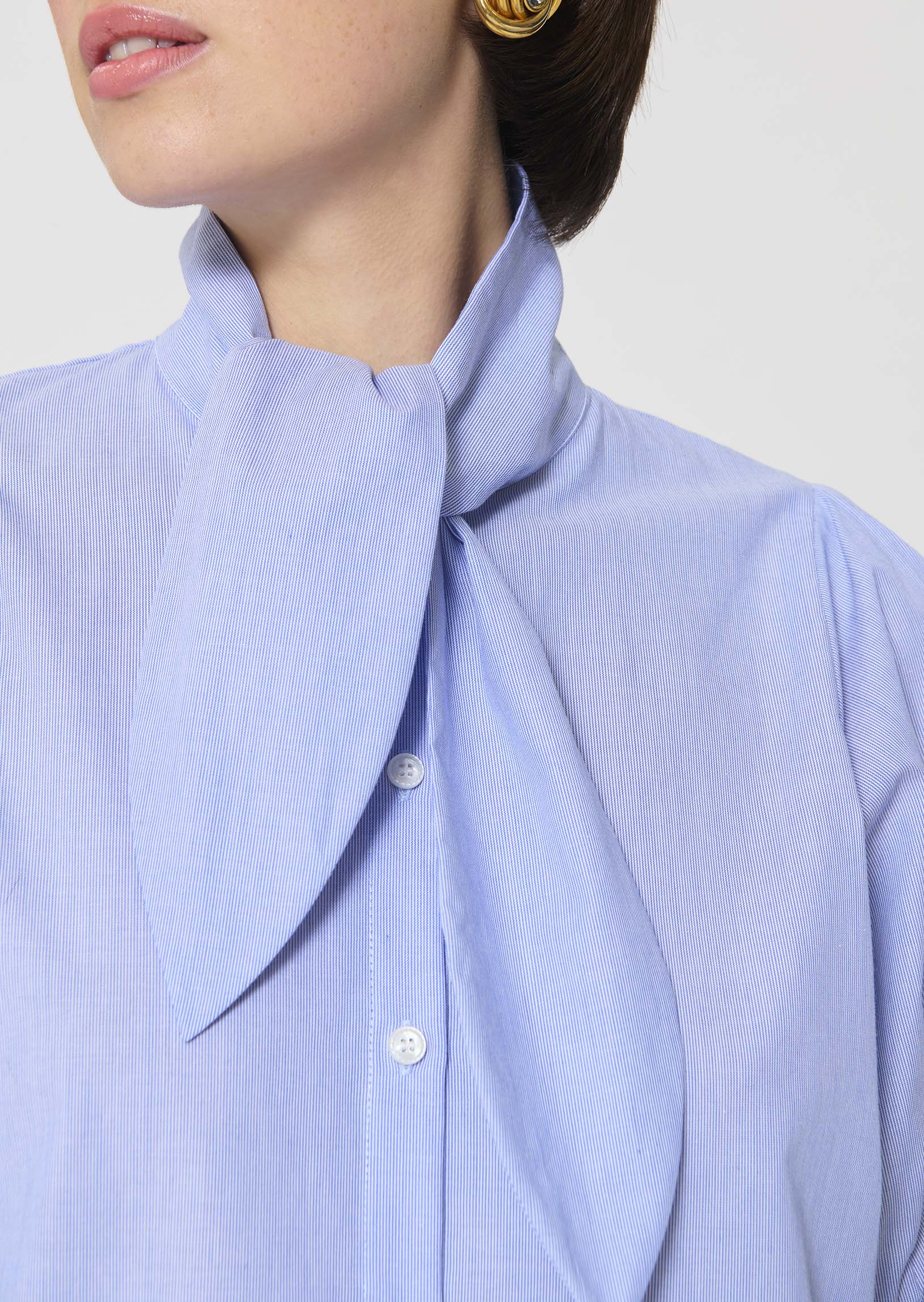 shirt in blue with thin stripes