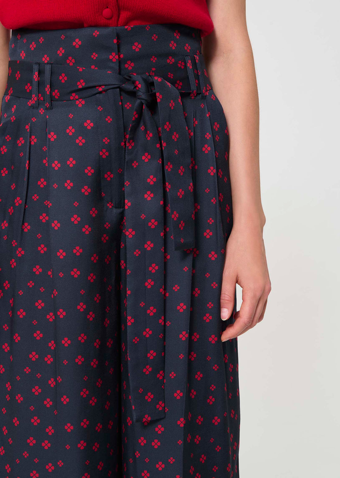 trousers in midnight blue with mini clover print