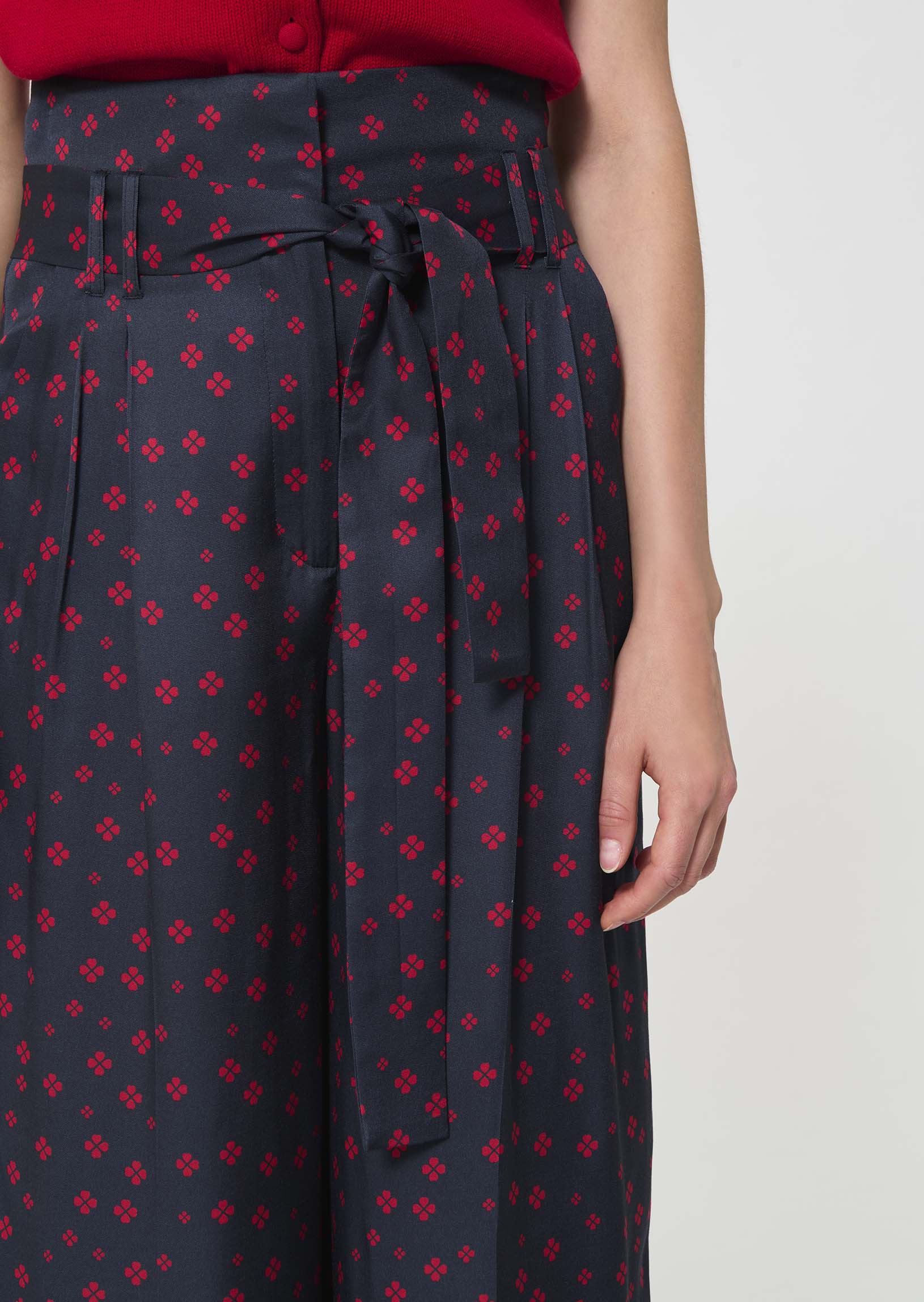 trousers in midnight blue with mini clover print