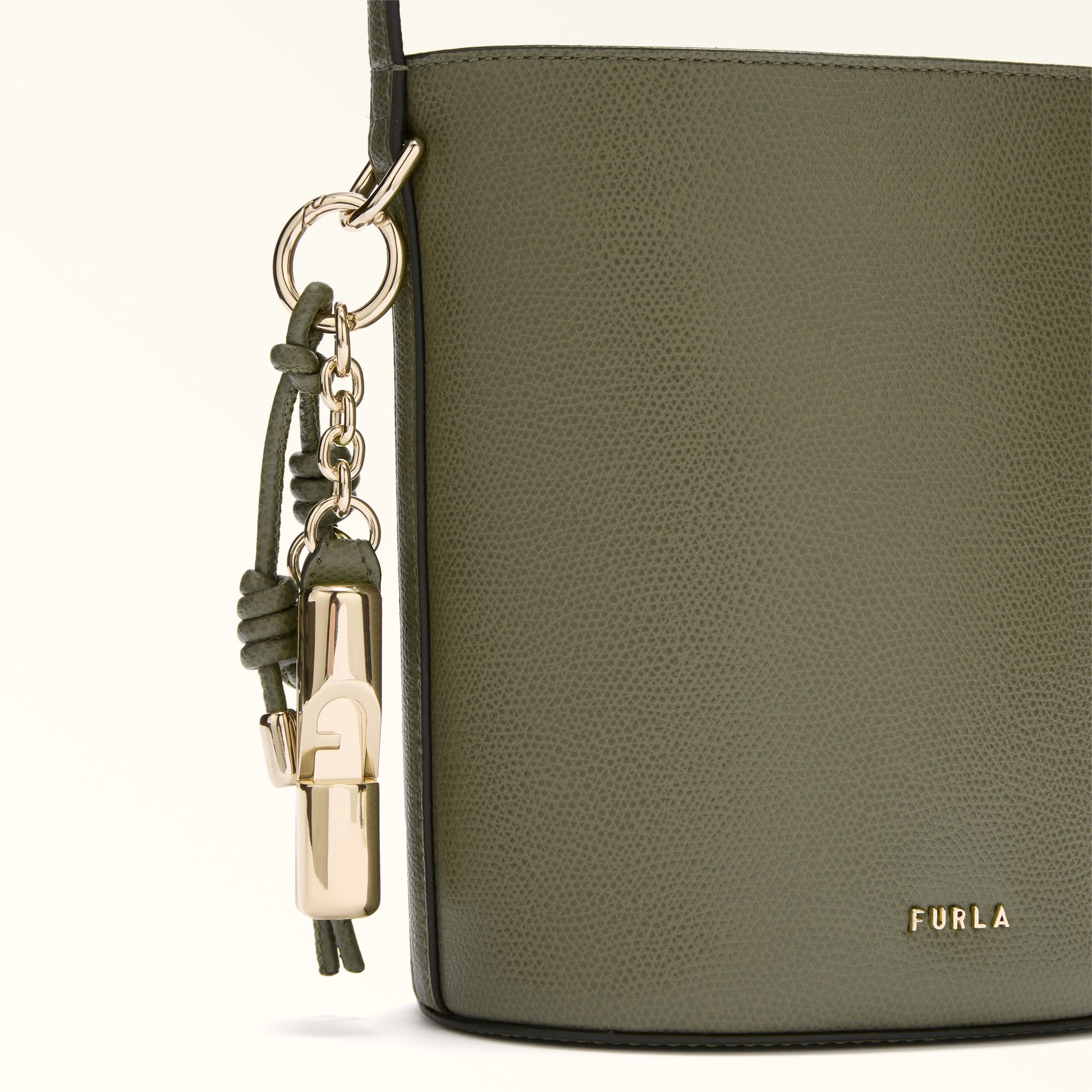 Furla Roxie M Bucket  Bag In Leather
