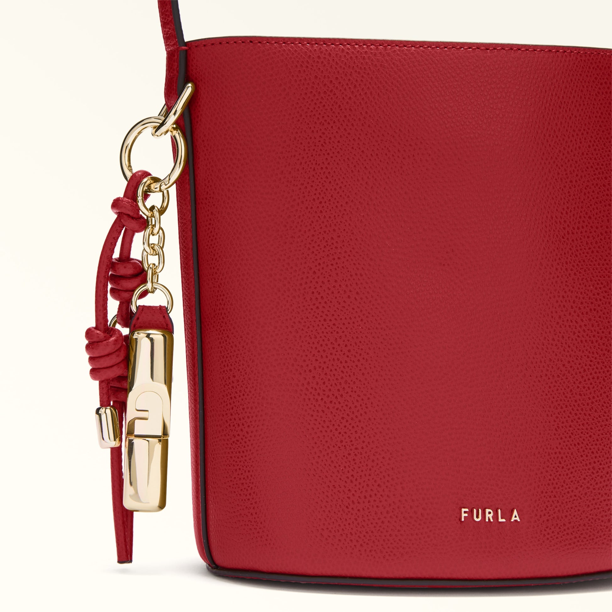 Furla Roxie M Bucket  Bag In Leather