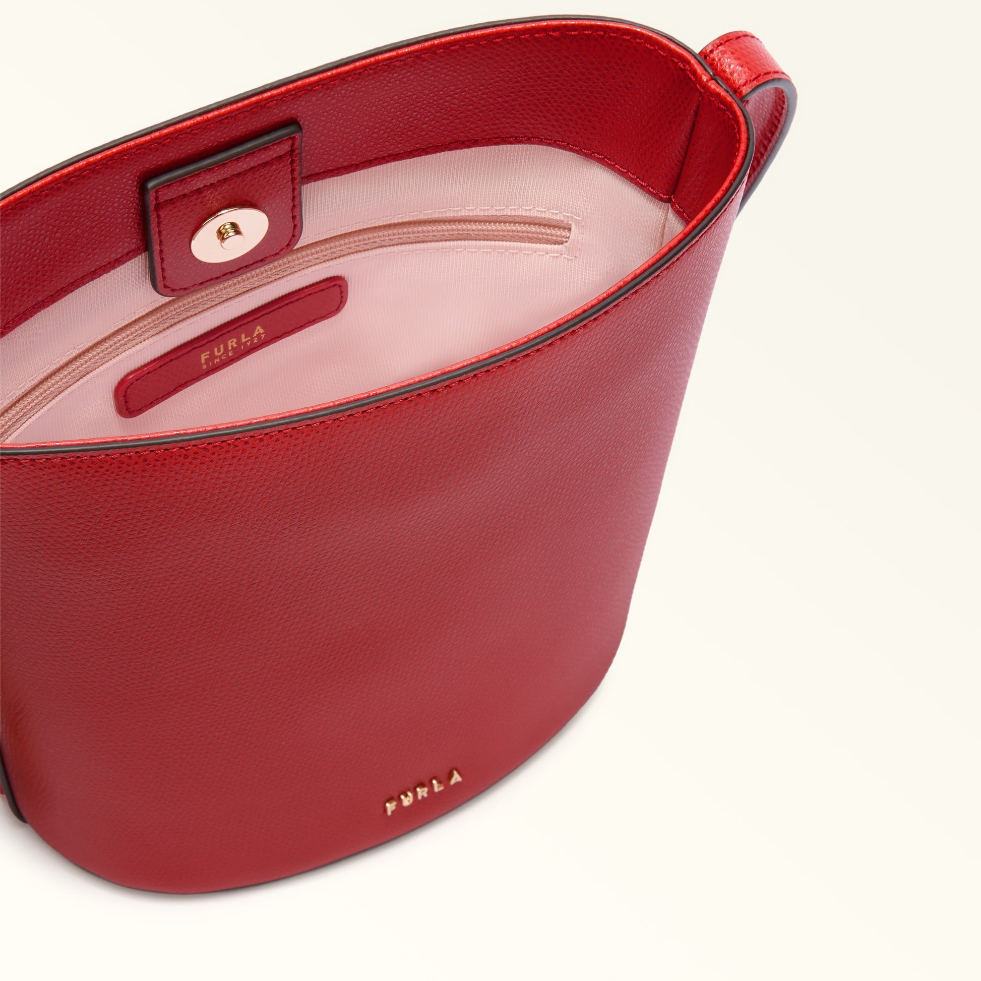 Furla Roxie M Bucket  Bag In Leather