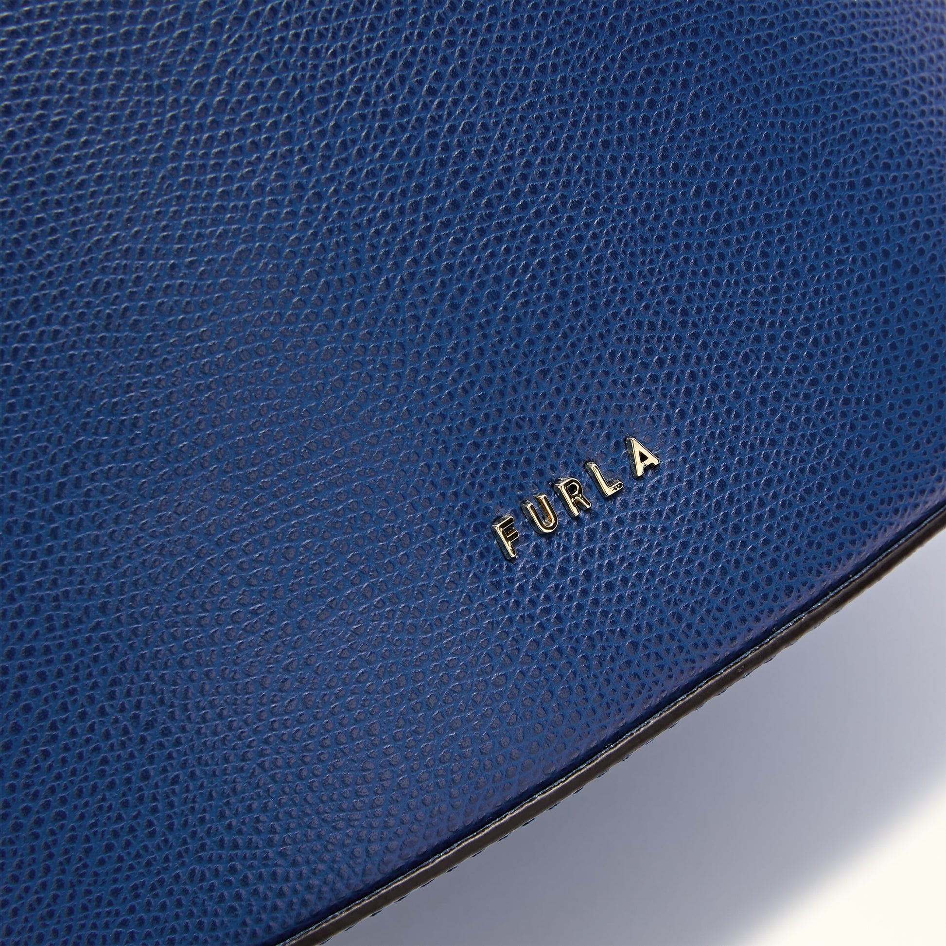 Furla Roxie S Bucket  Bag In Leather