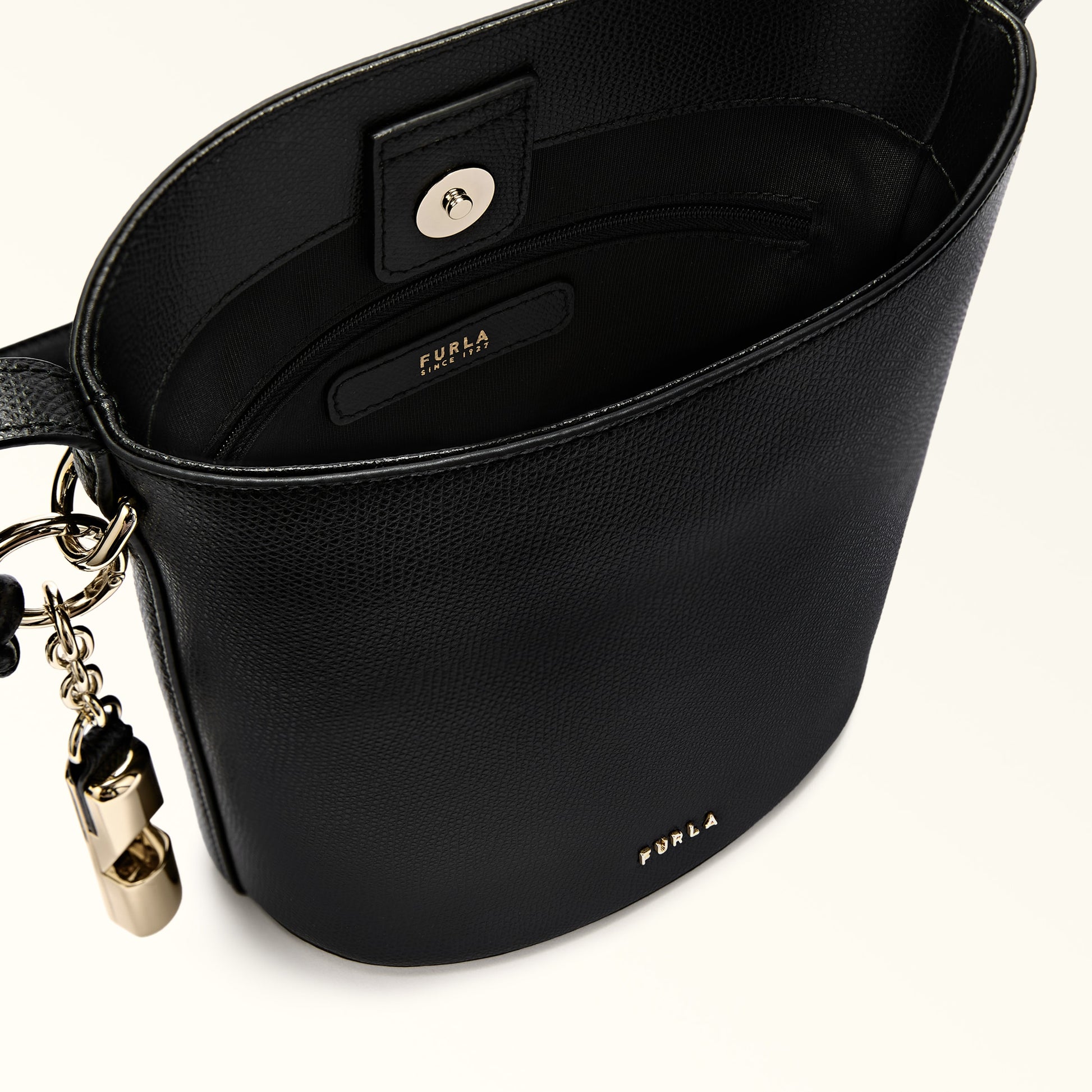 Furla Roxie M Bucket  Bag In Leather