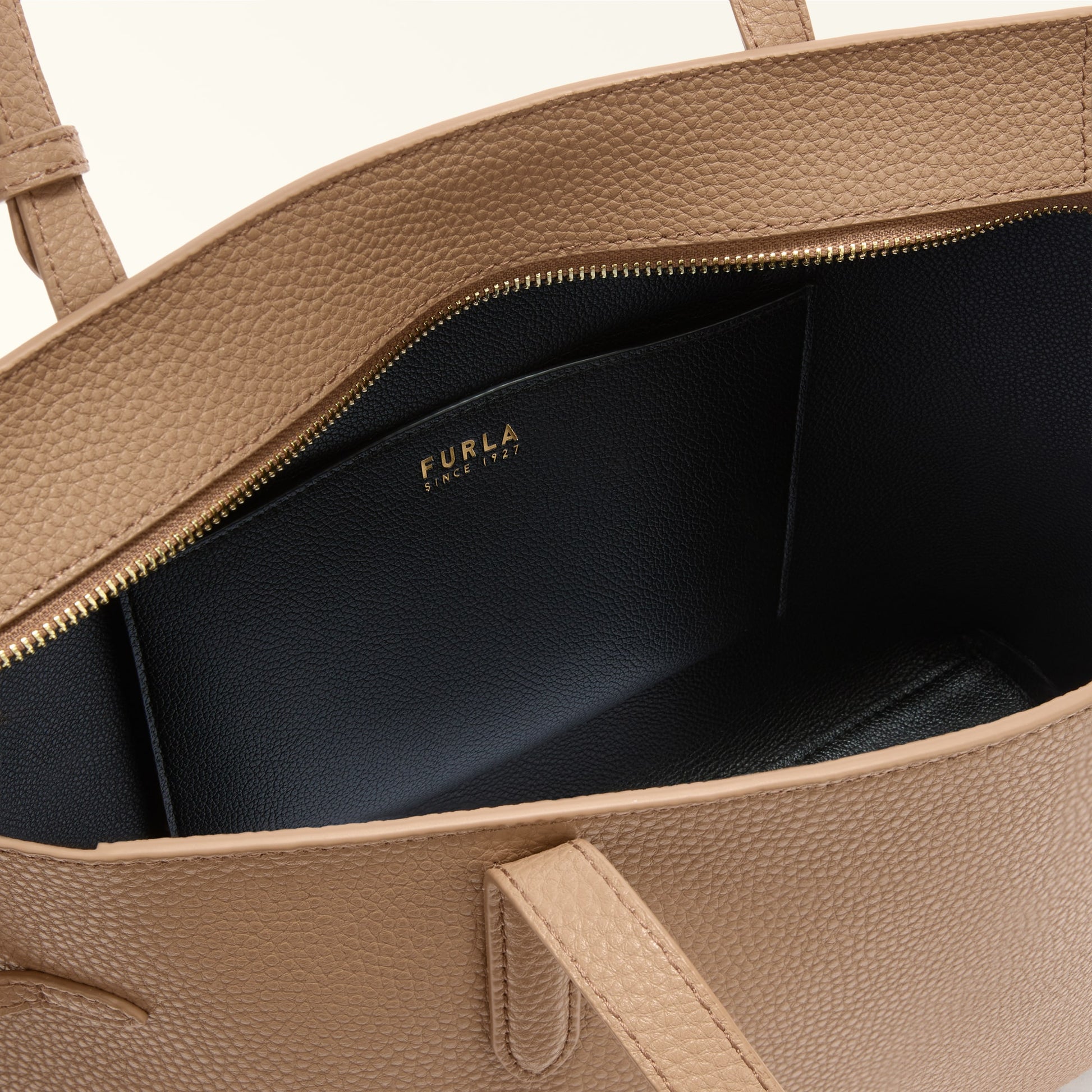 Furla Ava M Tote Bag In Leather