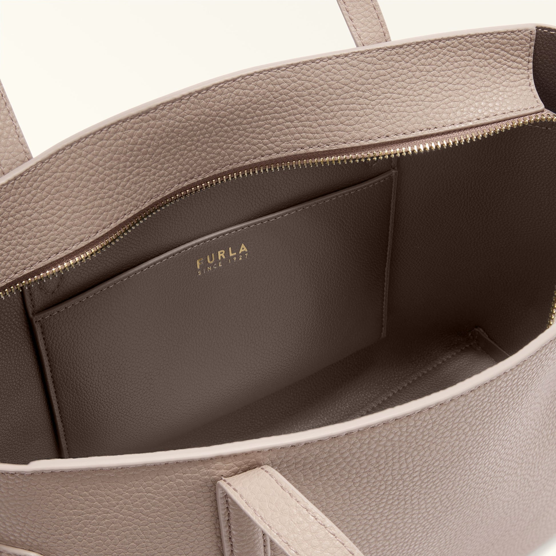 Furla Ava M Tote Bag In Leather