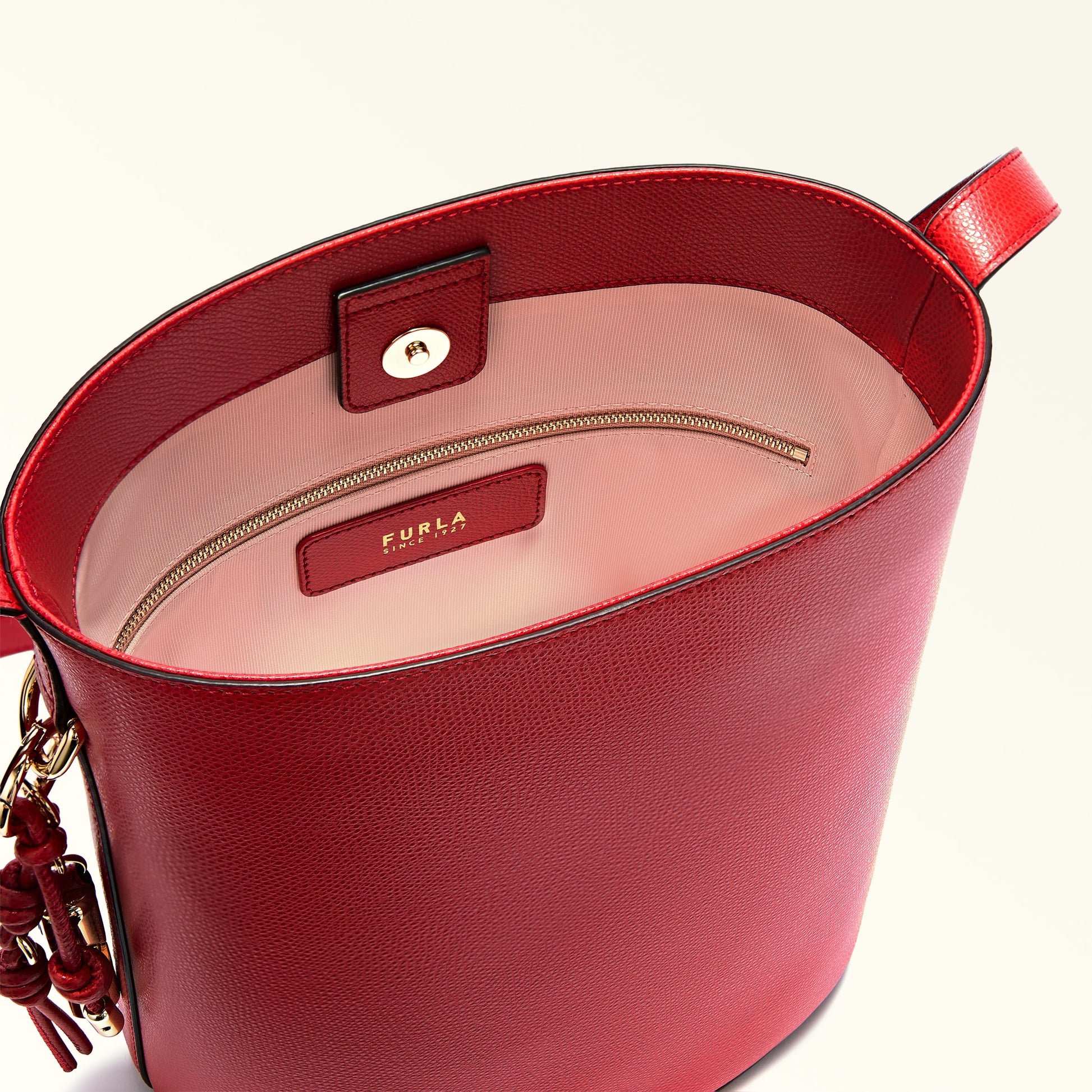Furla Roxie S Bucket  Bag In Leather