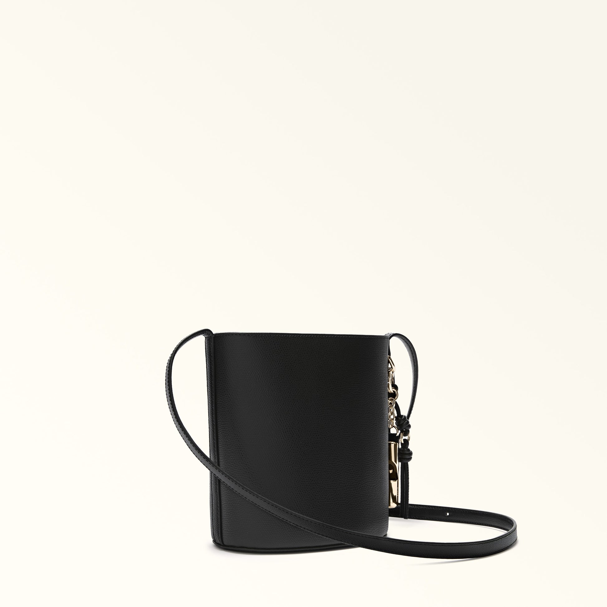Furla Roxie M Bucket  Bag In Leather