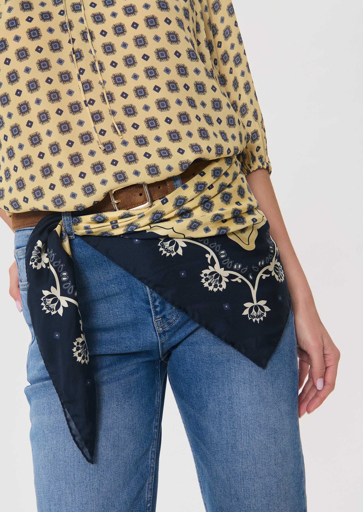 Ellie scarf in vanilla silk by Tara Jarmon