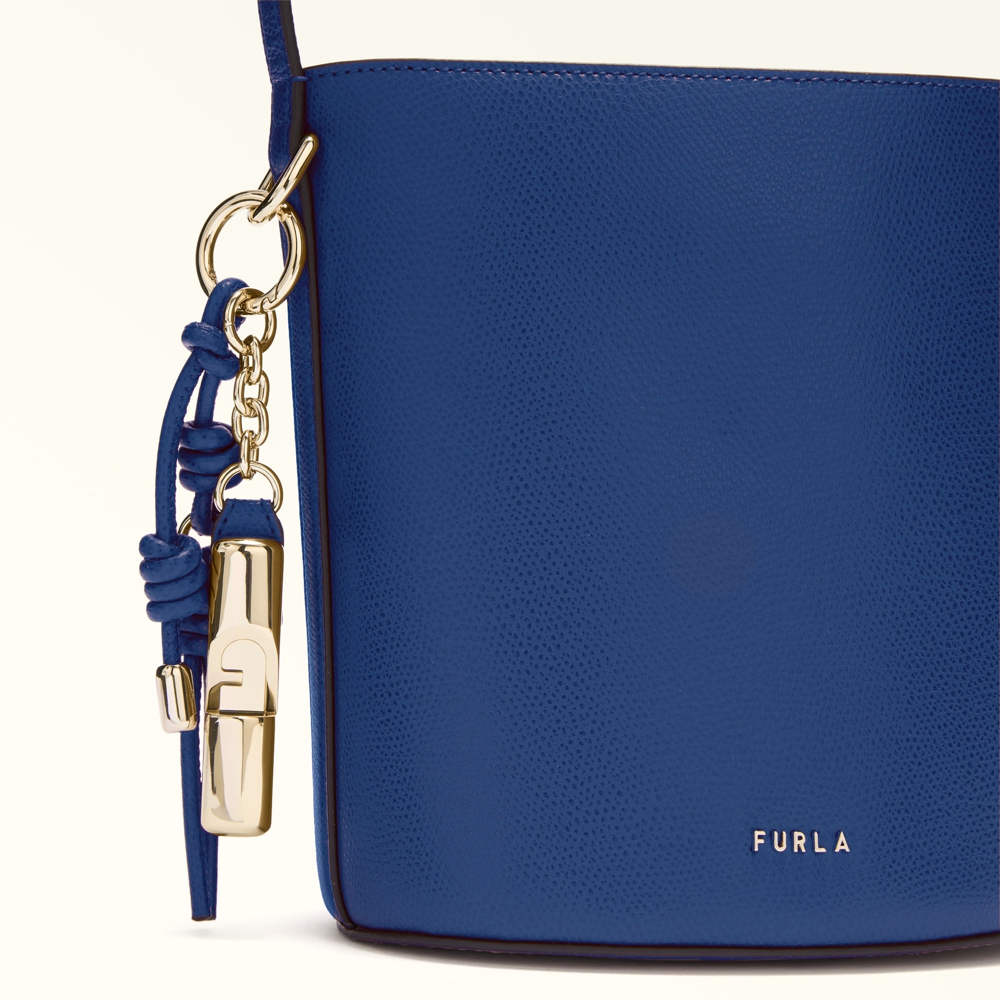Furla Roxie M Bucket  Bag In Leather