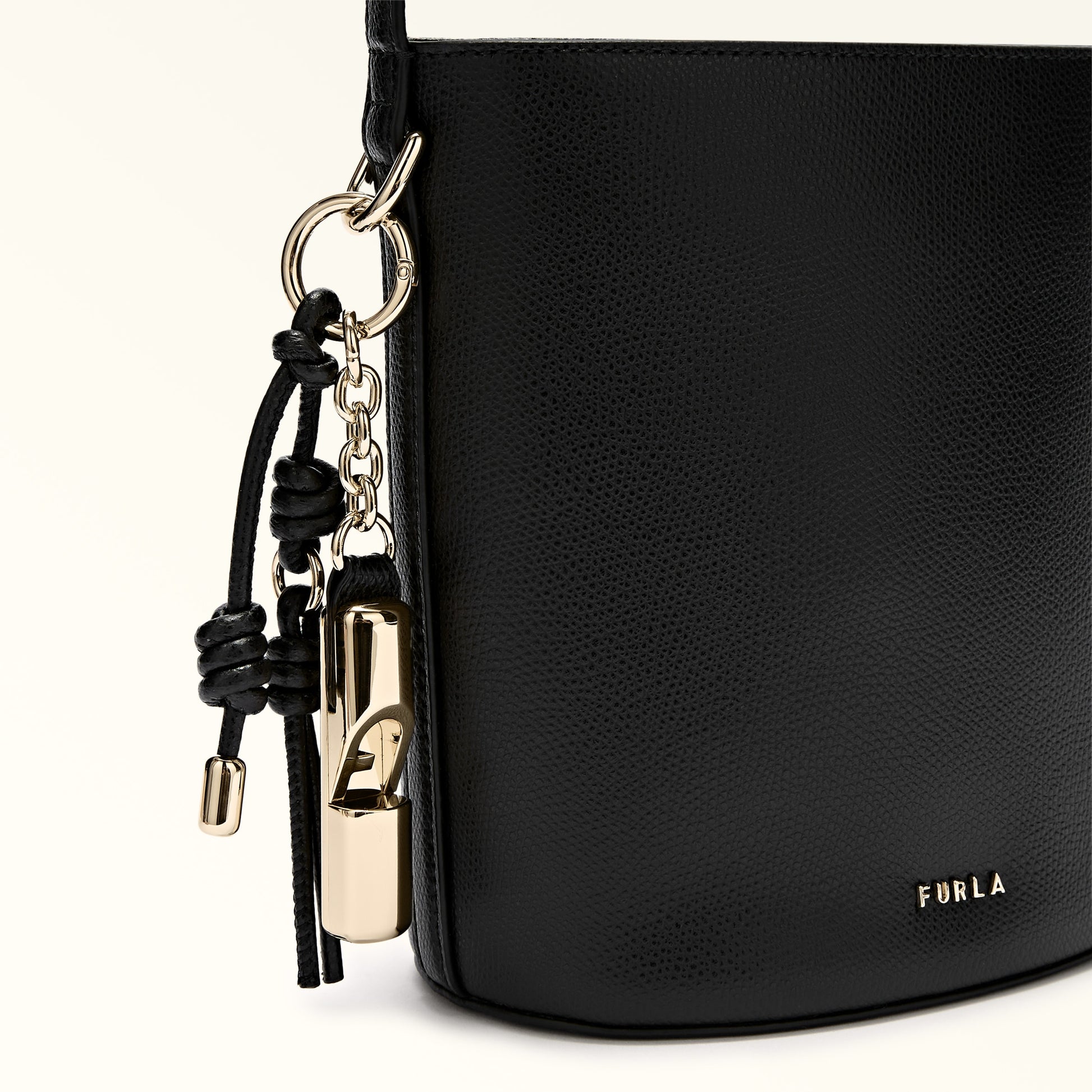 Furla Roxie M Bucket  Bag In Leather