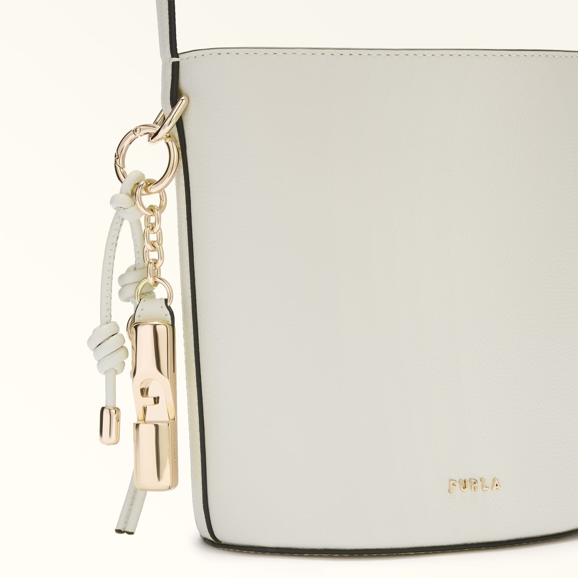 Furla Roxie M Bucket  Bag In Leather