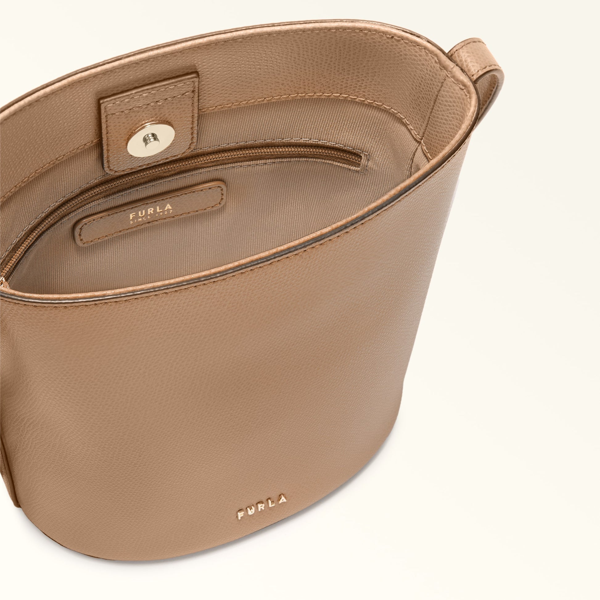 Furla Roxie M Bucket  Bag In Leather
