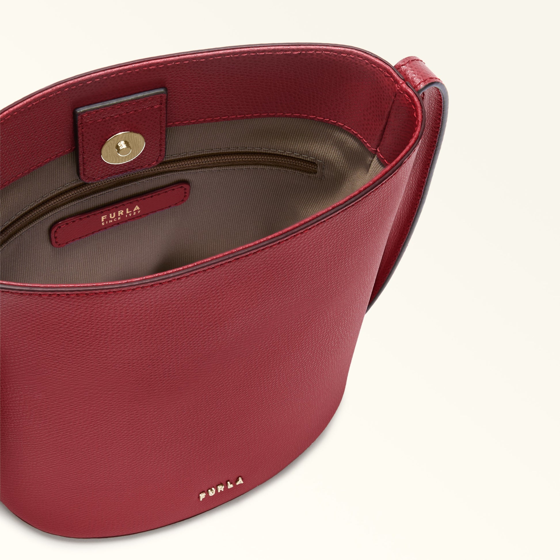 Furla Roxie M Bucket  Bag In Leather