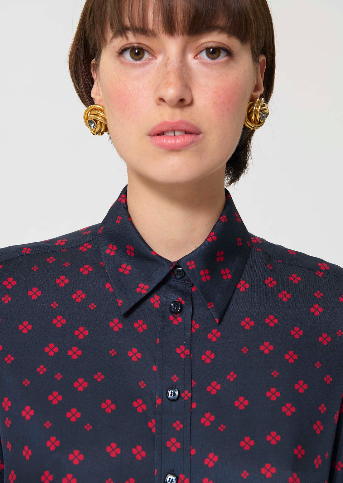 shirt in midnight blue with mini clover print