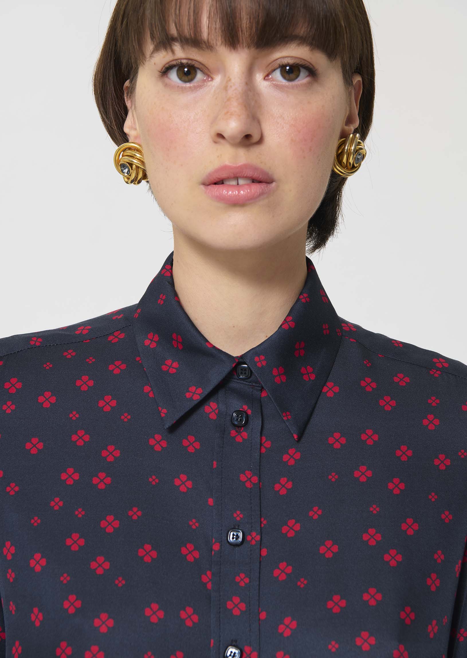 shirt in midnight blue with mini clover print