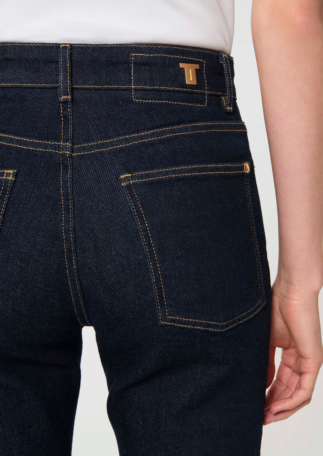 jeans in raw denim
